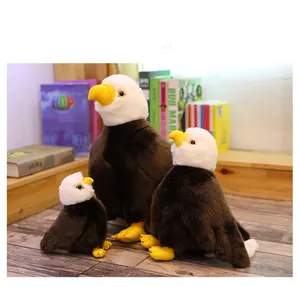 Tre dimensioni di peluche di aquila calva su uno scaffale di legno in una stanza