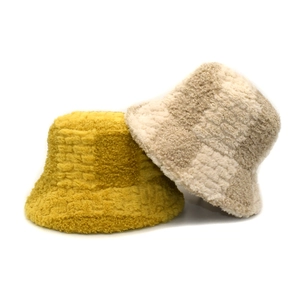 Ensemble de bobs d'hiver en peluche jaune et damier beige pour un style chaud et doux