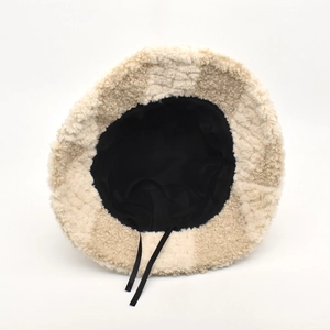 Détail d'un chapeau bob d'hiver en peluche avec doublure chaude et cordon réglable