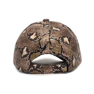 Vue arrière détaillée d'une casquette motif serpent avec sangle velcro ajustable