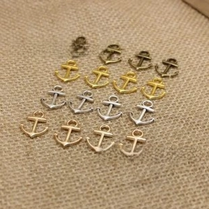 Detailweergave van anker metalen hangers in diverse kleuren op rustiek jute doek