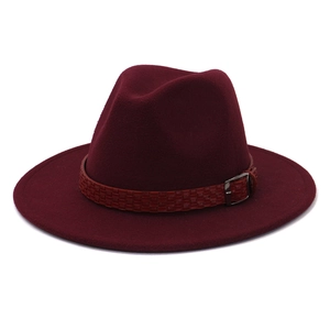 Detailaufnahme des weinroten Fedora-Huts mit Webband und silberner Metallschnalle