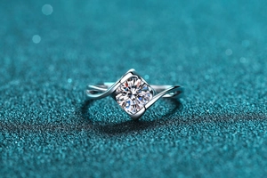 Macro shot of S925 silver ring featuring 1 carat round moissanite in a twisted setting