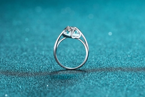 Macro detail of S925 silver ring featuring heart-shaped setting and round moissanite