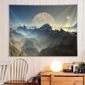Détail de la grande tapisserie murale avec montagnes enneigées et lune dans une chambre