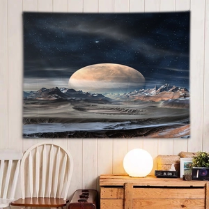 Détail de la tapisserie 3D lune et espace étoilé suspendue sur un mur en bois blanc