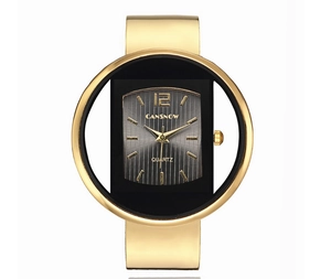 Macro dell'orologio in metallo dorato con quadrante nero quadrato e dettagli al quarzo