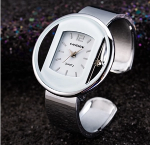 Dettaglio macro dell'orologio bracciale argento con quadrante rotondo vuoto e movimento al quarzo