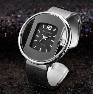 Vista macro di un orologio a bracciale argento con quadrante nero e metallo lucido