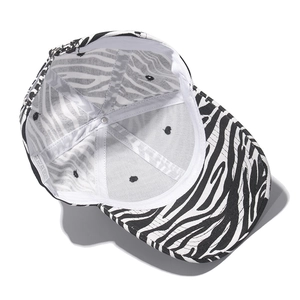 Détail intérieur d'une casquette zébrée en coton avec bandeau et étiquette de lavage