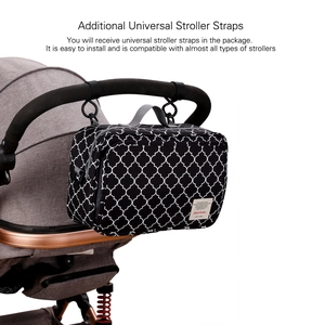 Kinderwagen-Organisator mit geometrischem Muster und Universalhaken am Schiebegriff