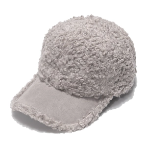 Detail der cremeweißen Teddy-Fleece-Baseballkappe mit weicher Plüschstruktur und Wildlederschirm