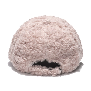 Detail der Rücköffnung und flauschigen Textur dieser rosa Fleece-Baseballkappe