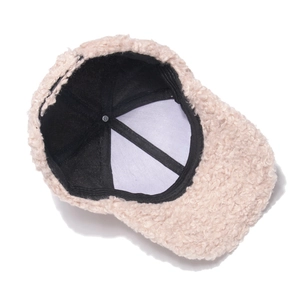 Detailansicht des rosa Fleece-Baseballcap-Innenfutters und der Verarbeitungsdetails