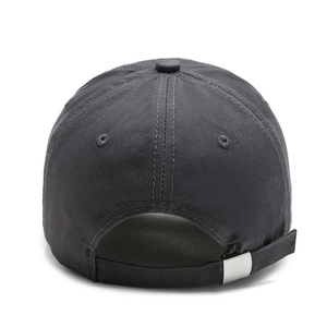 Vue arrière de la casquette anthracite avec boucle réglable en métal et œillets d'aération