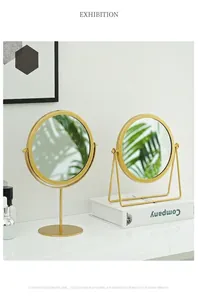 Specchio da trucco minimalista in metallo dorato con cornice tonda e supporto stabile