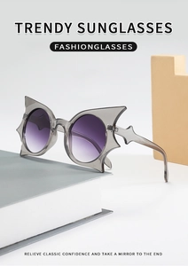 Detail einer Fledermaus-Sonnenbrille mit lila Verlaufsgläsern und grauem transparentem Rahmen