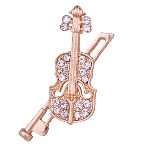 Broche violon classique dorée avec strass scintillants sur une finition en alliage