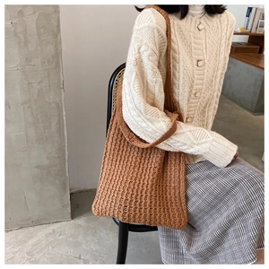 Bolso tote de punto marrón al hombro que muestra gran capacidad y textura suave tejida