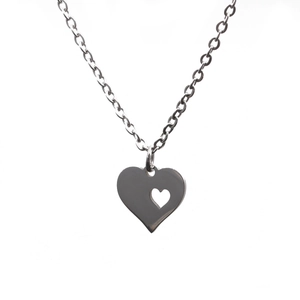 Collana in acciaio inossidabile lucido con ciondolo a doppio cuore su catena sottile