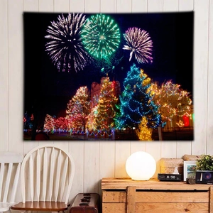 Escena acogedora con tapiz de fuegos artificiales y árbol en pared de madera blanca