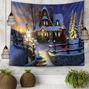Vista detallada del tapiz navideño que muestra cabañas nevadas sobre una pared gris