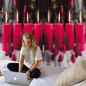 Detalle de tapiz navideño con ocho velas rojas y decoraciones festivas de invierno
