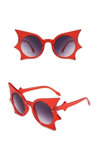 Detailansicht der roten Fledermaus-Sonnenbrille mit grauen Verlaufsgläsern und Zacken