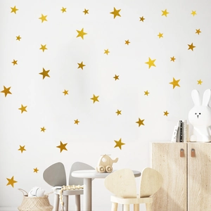 Minimalistische goldene Stern Wandaufkleber in einem gemütlichen Kinderzimmer Dekor