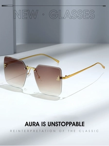 Nahaufnahme der randlosen Oversized-Sonnenbrille mit goldfarbenen Bügeln und Kristalldetail