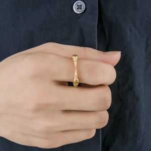 Men's vintage punk eagle beak ring in golden finish on finger with stylish street look