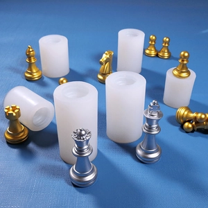 6-teiliges Schach-Silikonformen-Set für DIY-Kerzen und Backen auf blauem Hintergrund
