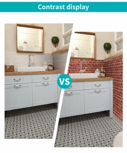 Affichage de contraste avant-après de stickers muraux brique rouge sur carrelage de bain