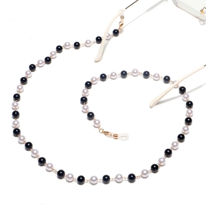 Cadena para gafas hecha a mano con perlas de 8mm blancas y negras y eslabones dorados