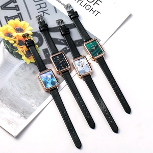 Montre rectangulaire élégante pour femme avec bracelet en cuir et cadran nacré en quatre tons