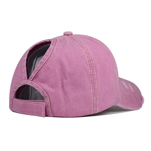 Dettaglio cappello rosa in denim slavato per coda alta con cinturino in velcro