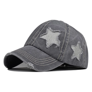 Dettaglio cappello in cotone lavato con stelle di paillettes e finitura vintage