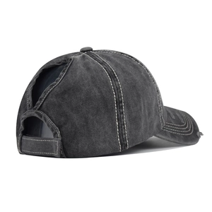 Vista posteriore cappello in cotone lavato con foro per coda di cavallo e chiusura velcro