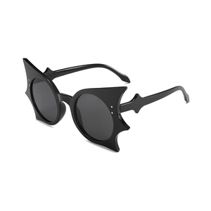 Modische gotische Sonnenbrille in Fledermausform mit dunkelgrauen runden Gläsern