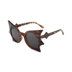 Gotische Cat-Eye-Sonnenbrille mit Schildpattmuster, Flammenrahmen und dunklen Gläsern