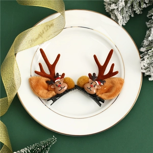 Nahaufnahme von Weihnachts-Rentier-Haarspangen mit Plüschohren auf weißem Teller