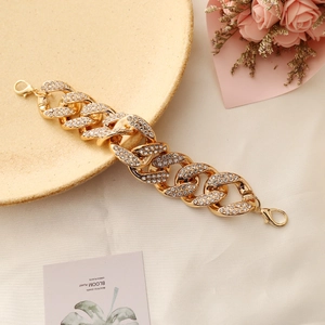 Collana a catena dorata esagerata con strass scintillanti e chiusura a moschettone