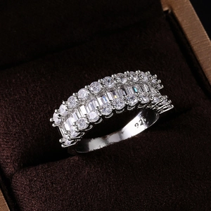 Détail macro d'une bague en argent plaqué avec zircons et poinçon 925 lisible