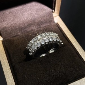 Détail macro d'une bague en argent sertie de zircons dans un coffret à bijoux de luxe
