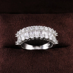 Vue macro d'une bague en argent 925 avec trois rangées de zircons rectangulaires et ronds