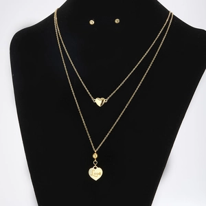 Parure collier double rang cœur doré et boucles d'oreilles sur support en velours