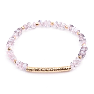Makroaufnahme von Kristall-Perlenarmband mit lila Steinen und gehämmertem Gold-Rohr