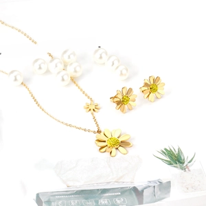 Détails de l'ensemble de bijoux marguerite avec strass jaunes et finition plaqué or