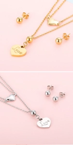 Détail du collier coeur et boucles d'oreilles en or et argent avec gravure Love
