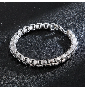 Vue détaillée du bracelet gourmette en acier argenté de 7mm avec fermoir mousqueton
